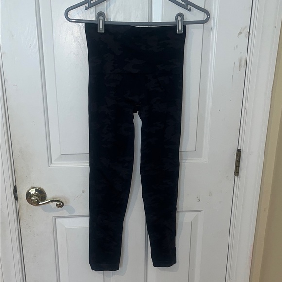 SPANX Black Camouflage Print Leggings women’s size Medium - Picture 1 of 6